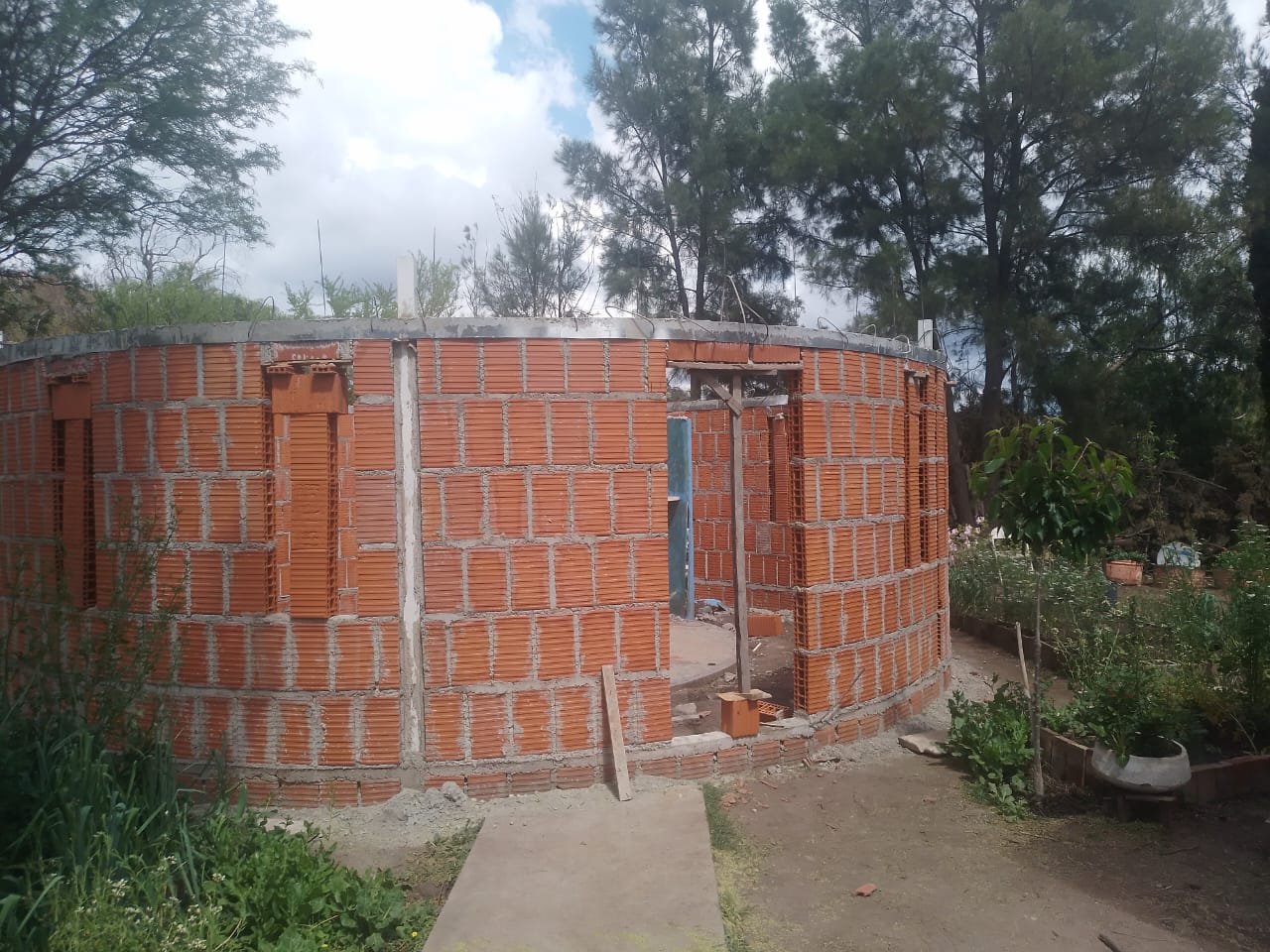 Construcción del salón circular de ladrillo de la Fundación Ave Luminosa