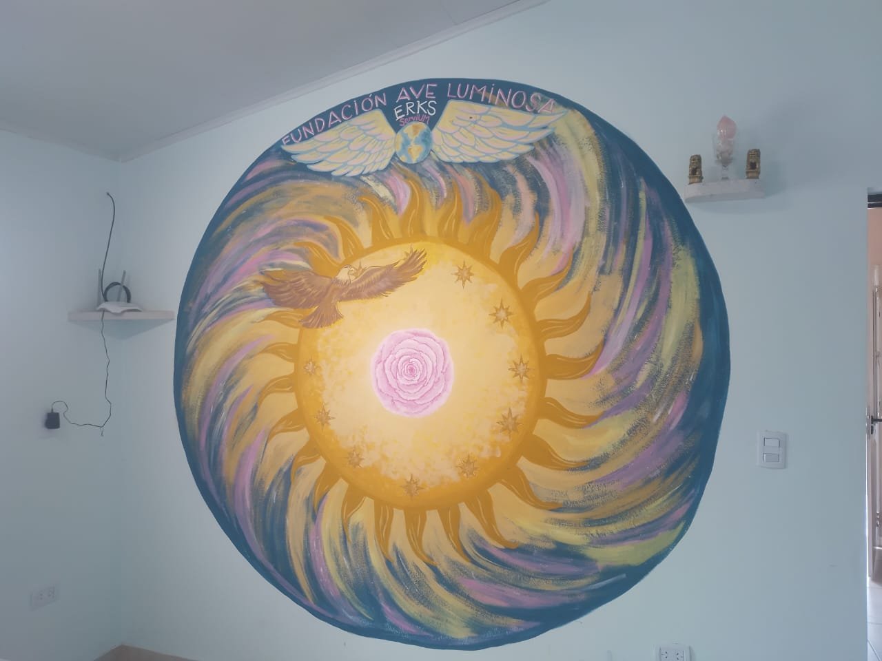 Mural de la Fundación Ave Luminosa: sol, águila y rosa, ERKS Servium