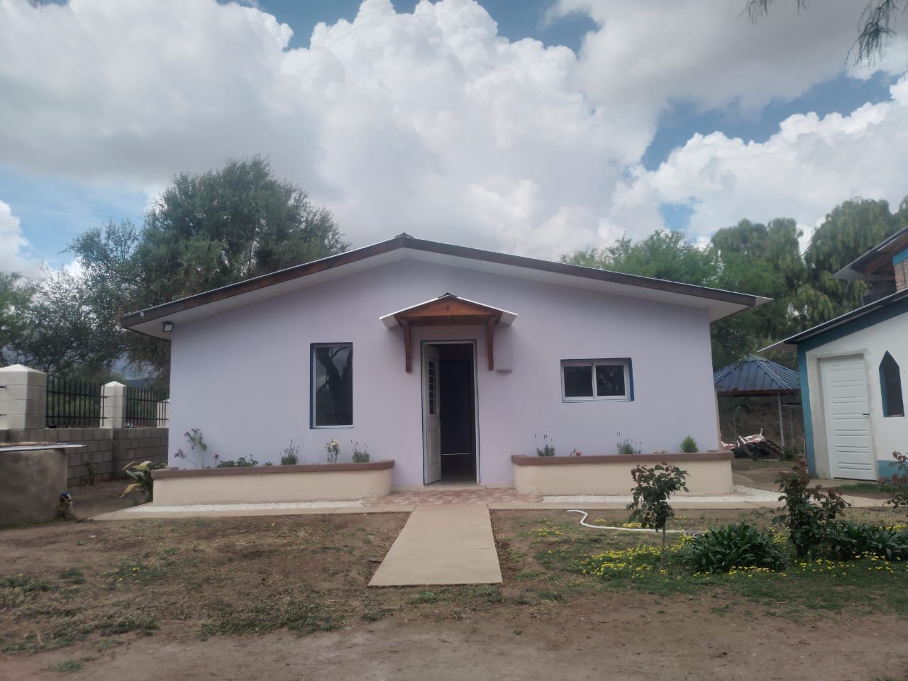 Frente de la sede de la Fundación Ave Luminosa bajo un cielo con nubes