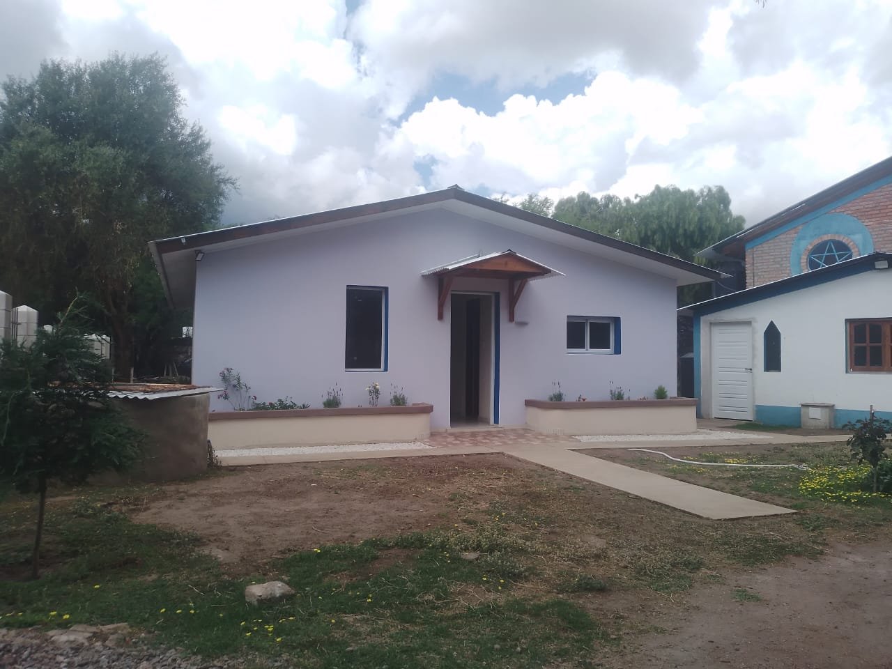 Sede de la Fundación Ave Luminosa con jardín y camino de entrada